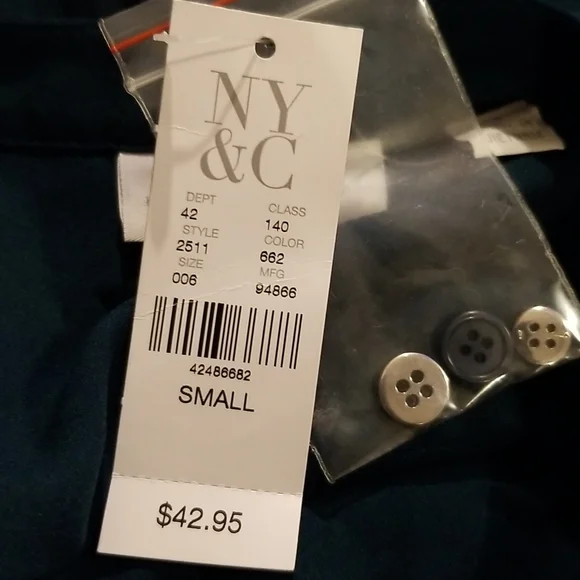 🌺NEW YORK & COMPANY V-neck- Roll-Sleeve Button-Down - Picture 10 of 12